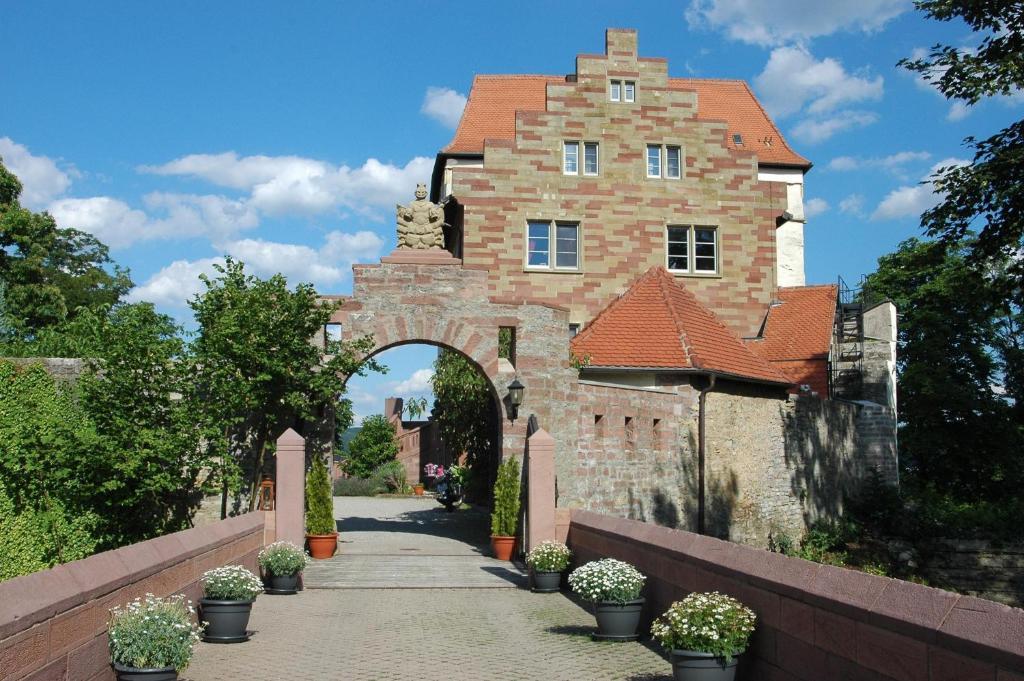 Schloss Neuburg Hotel Mosbach  Exterior photo